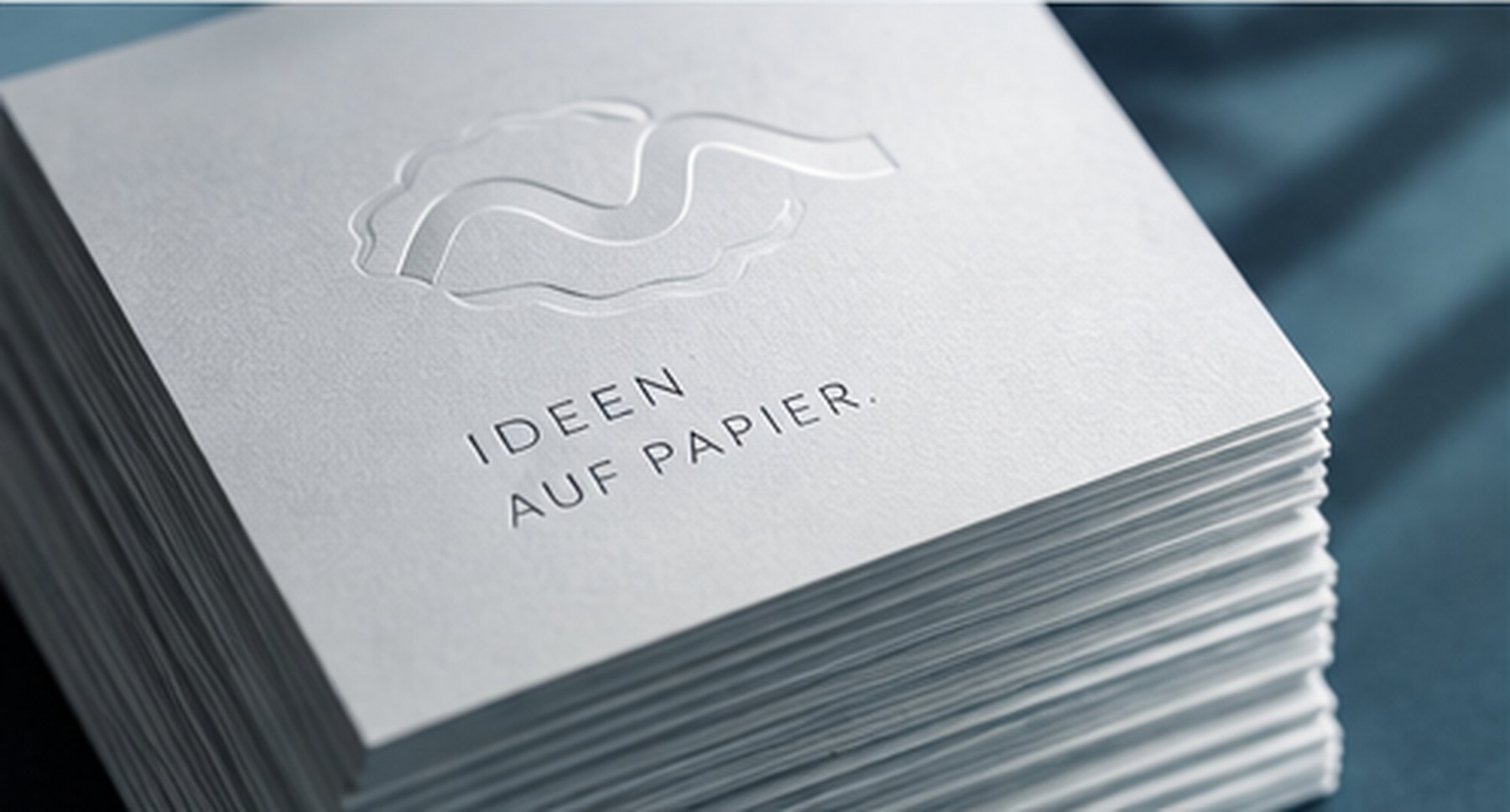 Hochwertiger Papierstapel als Beispiel für Print- und Papiergestaltung